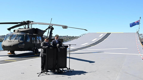 Perdana Menteri (PM) Australia Anthony Albanese dalam keterangan pers bersama Presiden Republik Indonesia Prabowo Subianto di atas kapal HMAS Canberra, Garden Island Naval Base, Australia, pada Rabu, (12/11/2025). Foto: Cahyo - Biro Pers Sekretariat Presiden