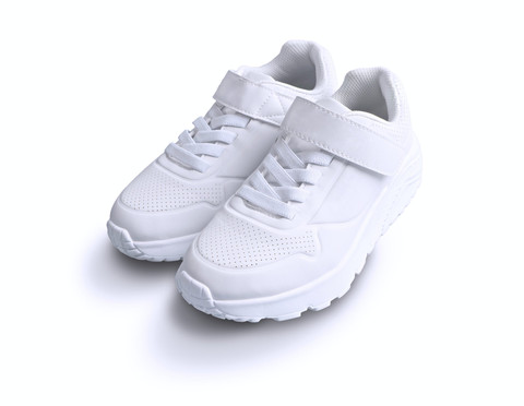 Ilustrasi sepatu putih anak. Foto: Maria Paina/Shutterstock