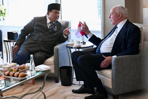Presiden Republik Indonesia Prabowo Subianto (kiri) menerima kunjungan mantan Perdana Menteri Australia Paul Keating di hotel tempatnya bermalam selama di Sydney, Rabu (12/11/2025).   Foto: Cahyo/Biro Pers Sekretariat Presiden
