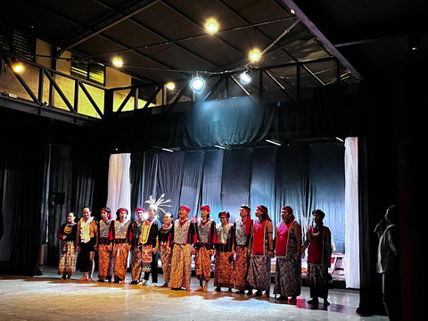 Pertunjukan Sastra Lisan Karungut Dayak Uud Danum Daerah Serawai–Ambalau Kalimantan Barat bertajuk 'Bahing Pomollum' (Senandung Kehidupan) di Port 99, Pontianak pada Rabu malam, 12 November 2025. Foto: Dok. Hi!Pontianak