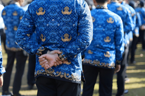 Budaya "ngangguk saja" di kalangan PNS adalah warisan panjang dari doktrin Orde Baru yang belum sepenuhnya hilang dari mentalitas birokrasi kita. (Gambar: Shutterstock)