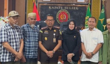 Momen pertemuan antara Kajati Sulsel dan Abdul Muis serta Rasnal, yang dipecat Pemprov Sulsel karena bantu guru honorer. Foto: instagram/ @kejati.sulsel