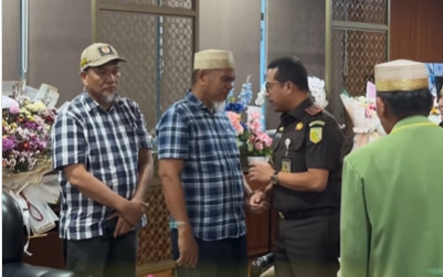 Momen pertemuan antara Kajati Sulsel dan Abdul Muis serta Rasnal, yang dipecat Pemprov Sulsel karena bantu guru honorer. Foto: instagram/ @kejati.sulsel