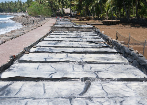 Proses kristalisasi garam di Kampung Berseri Astra Les di Kabupaten Buleleng, Bali Utara. Sekitar dua hingga tiga ton garam dihasilkan per panen yang selanjutnya dipasarkan melalui BUMDes Giri Segara dengan jangkauan distribusi hingga Pulau Jawa dan Batam. Foto: Dok. Astra