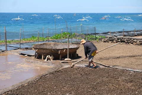 Petani garam palungan melakukan proses pembuatan secara tradisional yang menjadi ikon utama serta menjadi penggerak ekonomi di Kampung Berseri Astra Les di Kabupaten Buleleng, Bali Utara. Foto: Dok. Astra