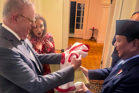 Presiden Prabowo memberikan baju untuk anjing peliharaan Perdana Menteri Australia Anthony Albanese. Foto: Instagram/ @sekertariat.kabinet