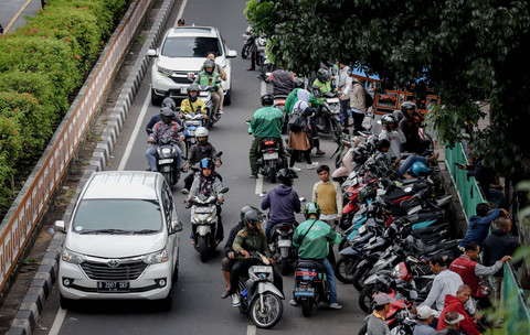 Kondisi lalu lintas di depan Stasiun Pasar Minggu, Jakarta Selatan, Kamis (13/11/2025). Foto: Jamal Ramadhan/kumparan