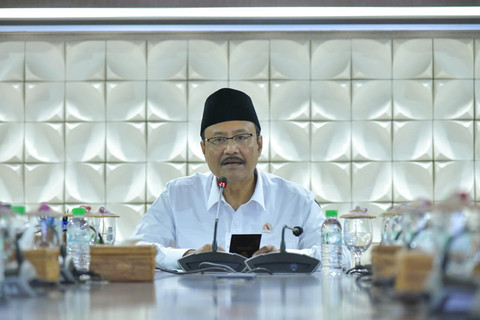 Mensos Saifullah Yusuf (Gus Ipul) saat rapat online melalui Zoom bersama Kepala Sekolah Rakyat pada Rabu (12/11/2025). Foto: Kemensos RI
