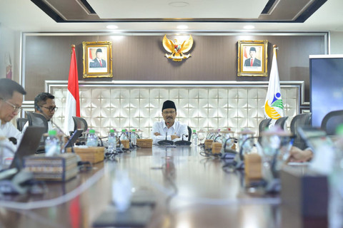 Mensos Saifullah Yusuf (Gus Ipul) saat rapat online melalui Zoom bersama Kepala Sekolah Rakyat pada Rabu (12/11/2025). Foto: Kemensos RI