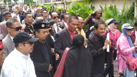 Mantan Menpora, Roy Suryo, dan Ahli Digital Forensik, Rismon Hasiholan Sianipar, saat tiba di Polda Metro Jaya pada Kamis (13/11/2025). Foto: Rachmadi Rasyad/kumparan