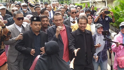 Mantan Menpora, Roy Suryo, dan Ahli Digital Forensik, Rismon Hasiholan Sianipar, saat tiba di Polda Metro Jaya pada Kamis (13/11/2025). Foto: Rachmadi Rasyad/kumparan