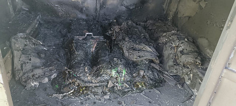 Mobil berisi uang Rp 4,2 miliar terbakar di Kabupaten Polewali Mandar, Rabu (12/11/2025). Foto: Dok. Polsek Tinambung