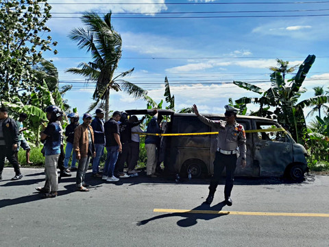 Mobil berisi uang Rp 4,2 miliar terbakar di Kabupaten Polewali Mandar, Rabu (12/11/2025). Foto: Dok. Polsek Tinambung
