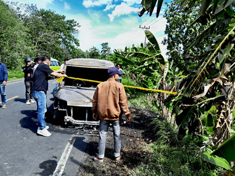 Mobil berisi uang Rp 4,2 miliar terbakar di Kabupaten Polewali Mandar, Rabu (12/11/2025). Foto: Dok. Polsek Tinambung
