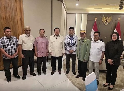 Presiden Prabowo memberikan rehabilitasi kepada dua guru asal Kabupaten Luwu Utara, Sulawesi Selatan, Abdul Muis dan Rasnal, Kamis (13/11/2025). Foto: Instagram/ @sufmi_dasco