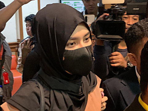 Aktris Angbeen Rishi hadir dalam sidang cerainya dengan Adly Fairuz di Pengadilan Agama (PA) Jakarta Selatan, Kamis (13/11/2025).   Foto: Vincentius Mario/kumparan
