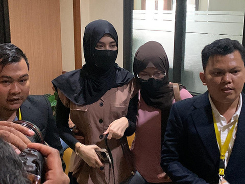 Aktris Angbeen Rishi (tengah) hadir dalam sidang cerainya dengan Adly Fairuz di Pengadilan Agama (PA) Jakarta Selatan, Kamis (13/11/2025).   Foto: Vincentius Mario/kumparan