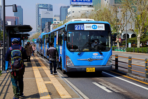 Ilustrasi bus di Seoul, Korea Selatan. Foto: Tupungato/Shutterstock
