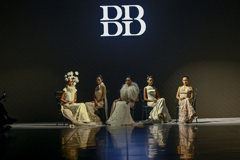 Koleksi Didi Budiardjo yang melenggang di Jakarta Fashion Week. Foto: JFW 