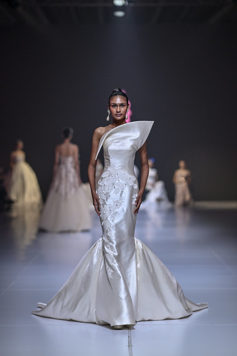 Koleksi Didi Budiardjo yang melenggang di Jakarta Fashion Week. Foto: JFW 