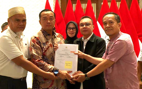Wakil Ketua DPR RI Sufmi Dasco Ahmad bersama Menteri Sekretaris Negara Prasetyo Hadi, bersama 2 guru SMAN 1 Luwu Utara. Foto: Dok. Kanwil Kemenkum Kalbar