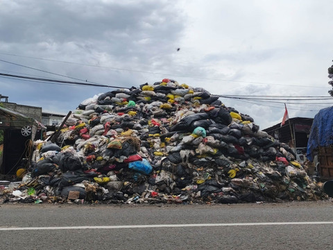 Kondisi saat sebelum sampah dibersihkan, Kamis (13/11/2025). Foto: Linda Lestari/kumparan