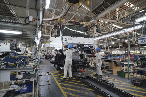 Pabrik PT Krama Yudha Ratu Motor (KRM) sebagai fasilitas perakitan Mitsubishi Fuso di Cakung, Jakarta Timur, Rabu (12/11/2025). Foto: Syahrul Ghiffari/kumparan