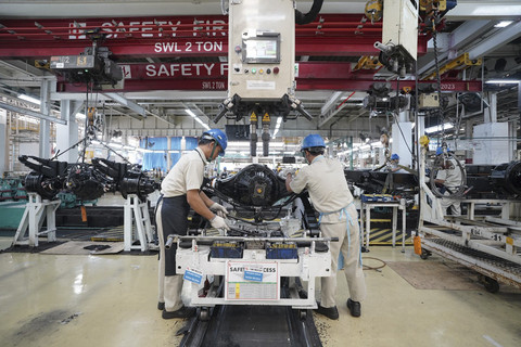 Pabrik PT Krama Yudha Ratu Motor (KRM) sebagai fasilitas perakitan Mitsubishi Fuso di Cakung, Jakarta Timur, Rabu&nbsp;(12/11/2025). Foto: Syahrul Ghiffari/kumparan