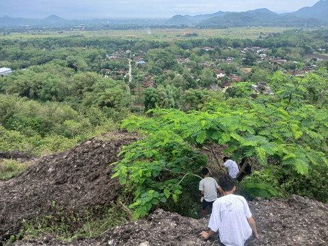 Anak-anak yang Mendaki Ke Gunung Sepikul (HilalFajri)