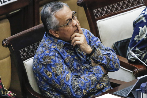 Gubernur Bank Indonesia Perry Warjiyo mengikuti rapat kerja bersama Komisi XI DPR di Kompleks Parlemen, Senayan, Jakarta, Kamis (13/11/2025). Foto: Asprilla Dwi Adha/ANTARA FOTO