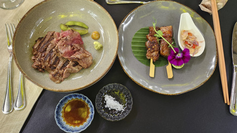 Organisai JFOODO perkenalkan ragam bahan makanan halal Jepang dalam acara 'Authentic Cultural Dining' di Plataran, Jakarta, Kamis (13/11/2025) Foto: Azalia Amadea/kumparan