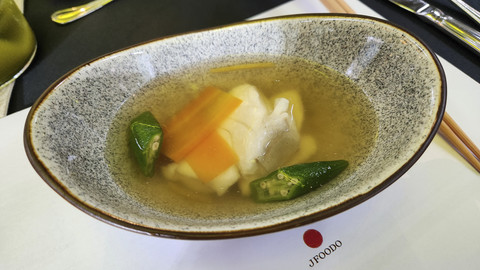 Organisai JFOODO perkenalkan ragam bahan makanan halal Jepang dalam acara 'Authentic Cultural Dining' di Plataran, Jakarta, Kamis (13/11/2025) Foto: Azalia Amadea/kumparan