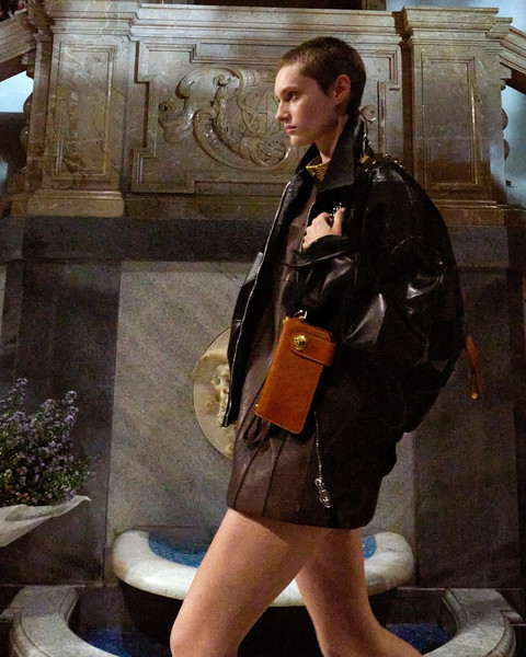 Koleksi Versace Spring Summer 2026 — unveiled at the Pinacoteca Ambrosiana, Milan. Foto: Instagram @versace