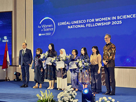 L'Oreal-UNESCO For Women In Science 2025 menganugerahkan bantuan pendanaan riset untuk empat perempuan peneliti Indonesia di Gedung Kementerian Pendidikan Tinggi, Sains, dan Teknologi, Jakarta, Selasa (11/11/2025).  Foto: Judith Aura/kumparan