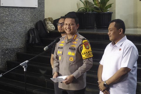 Kabid Humas Polda Metro Jaya, Kombes Budi Hermanto menyampaikan keterangan pers terkait pemeriksaan Roy Suryo Cs di Polda Metro Jaya, Jakarta, Kamis (13/11/2025). Foto: Rachmadi Rasyad/kumparan
