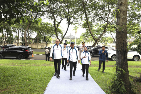 Menteri Sosial Saifullah Yusuf (Gus Ipul) bersama siswa Sekolah Rakyat mengikuti kegiatan Wisata Sejarah di Monumen Palagan Lengkong, Tangerang Selatan, Banten, Kamis (13/11/2025). Foto: Dok. Kemensos
