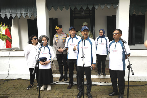 Menteri Sosial Saifullah Yusuf (Gus Ipul) bersama siswa Sekolah Rakyat mengikuti kegiatan Wisata Sejarah di Monumen Palagan Lengkong, Tangerang Selatan, Banten, Kamis (13/11/2025). Foto: Dok. Kemensos