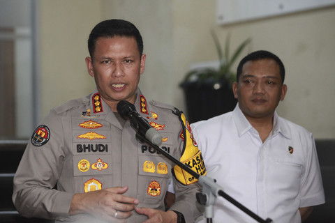 Kabid Humas Kombes Pol Budi Hermanto menyampaikan keterangan terkait pemeriksaan tersangka kasus laporan tuduhan ijazah palsu presiden ke-7 RI Jokowi di Direktorat Reserse Kriminal Umum Polda Metro Jaya, Jakarta, Kamis (13/11/2025). Foto: Reno Esnir/ANTARA FOTO