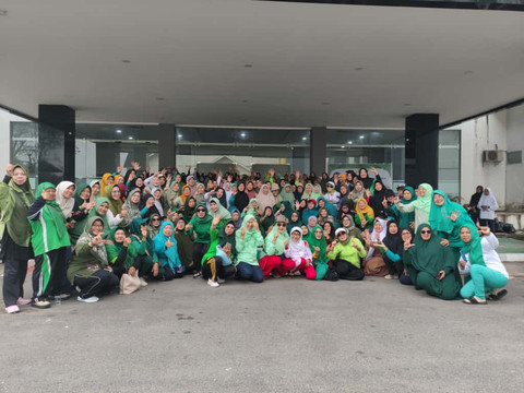 Para wanita lansia berfoto bersama setelah melakukan senam pagi. Foto: Dok. Hi!Pontianak