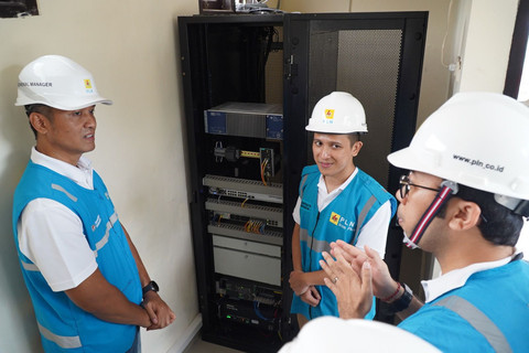 General Manager PLN Unit Induk Distribusi (UID) Bali, Eric Rossi Priyo Nugroho (kiri)  memeriksa operasional Smart Microgrid Nusa Penida, Bali. Foto: Dok. PLN