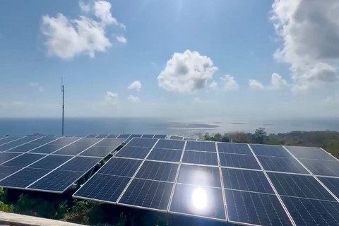 Smart Microgrid Nusa Penida, Bali memanfaatkan listrik dari panel surya yang disimpan ke baterai memanfaatkan sistem yang cerdas. Foto: Dok. PLN