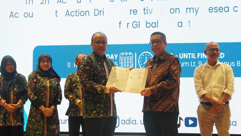 Wakil Rektor II Unusa,  Prof. Dr. Mohamad Yusak Anshori (kiri).