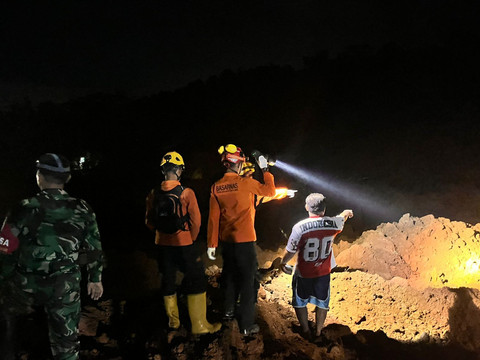 Tim SAR melakukan pencarian korban tanah longsor dj Desa Cibeunying, Kecamatan Majenang, Kabupaten Cilacap, Jawa Tengah Foto: SAR Cilacap