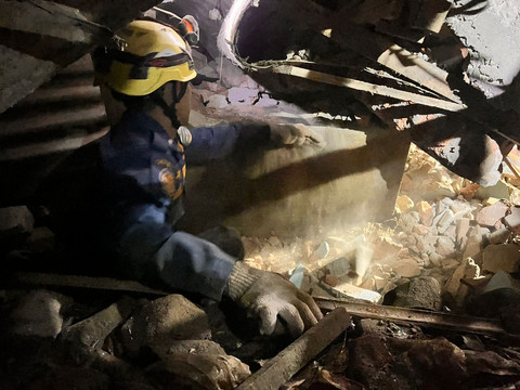 Tim SAR melakukan pencarian korban tanah longsor dj Desa Cibeunying, Kecamatan Majenang, Kabupaten Cilacap, Jawa Tengah Foto: SAR Cilacap