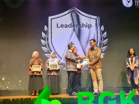 PH. Governance and Risk Management Group Head InJourney Airports, Budi Tri Wijayanto (kedua dari kanan), saat menerima penghargaan Predikat Leadership A-Advancing ESG Transparency Leadership dalam ajang Indonesia ESG Leadership Awards 2025, Rabu (12/11) malam. Foto: Dok. InJourney