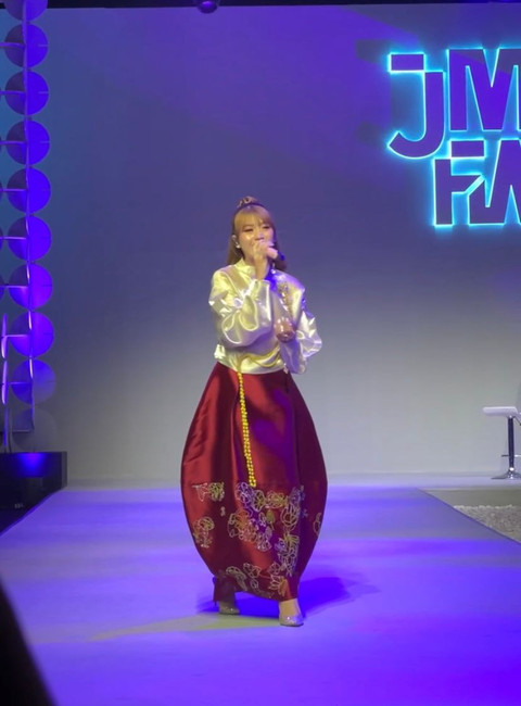 Ghea Indrawari membuka show Wardah di JMFW 2026. Foto: kumparan/Naela Marcelina