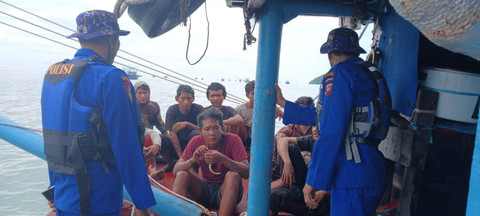 Petugas mengevakuasi kru kapal yang tenggelam di Padang Tikar Kubu Raya. Foto: Dok. Istimewa