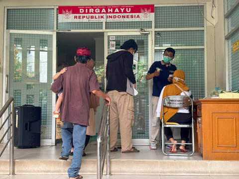 Suasana antrean di Puskesmas Pembantu Kemanggisan, Jakarta Barat, Jumat (14/11). Foto: Amira Nada/kumparan