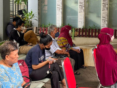 Suasana antrean di Puskesmas Pembantu Kemanggisan, Jakarta Barat, Jumat (14/11). Foto: Amira Nada/kumparan