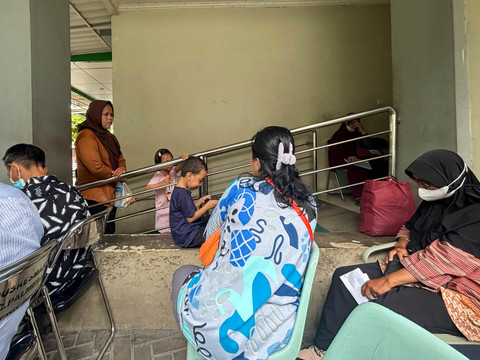 Suasana antrean di Puskesmas Pembantu Kemanggisan, Jakarta Barat, Jumat (14/11). Foto: Amira Nada/kumparan